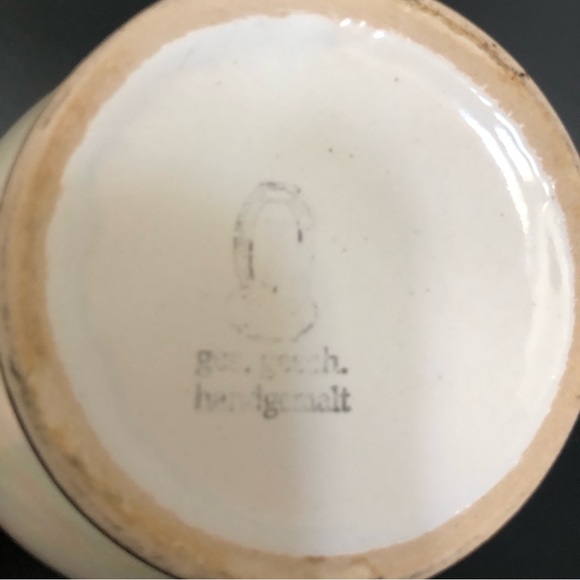 Halbach Geschenke German Creme Vase with Gold Trim - Picture 4 of 16